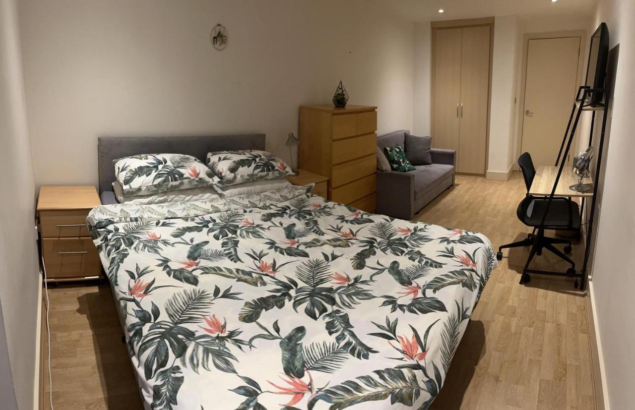 Large Room And Private Bathroom London Exterior photo